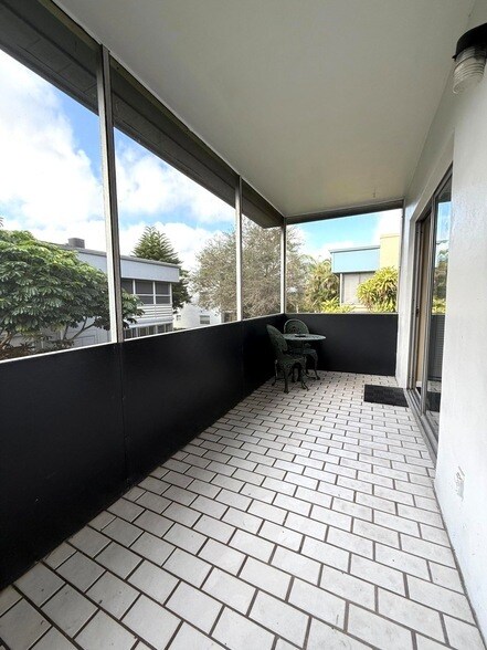 Building Photo - 894 Flanders S