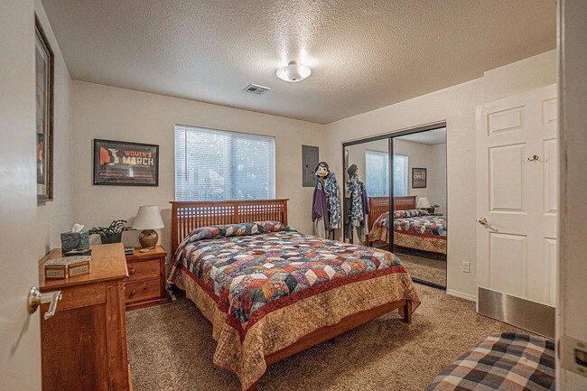 Building Photo - Unfurnished Two bedroom, Two bath Ground Floor Townhouse | Available June