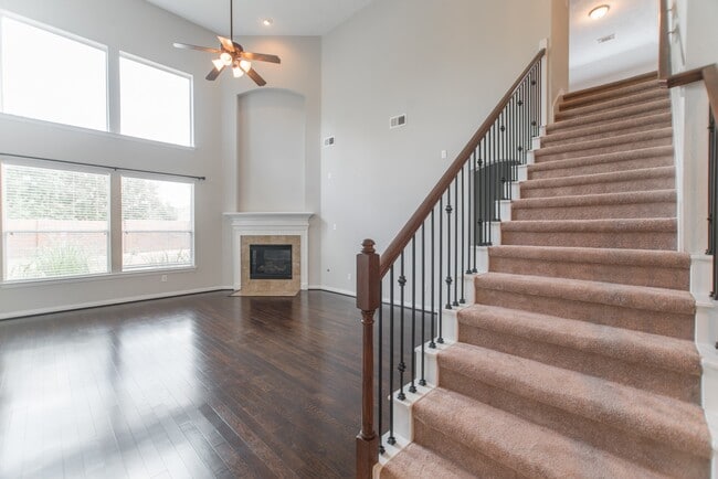 Building Photo - 9402 Empress Crossing Dr