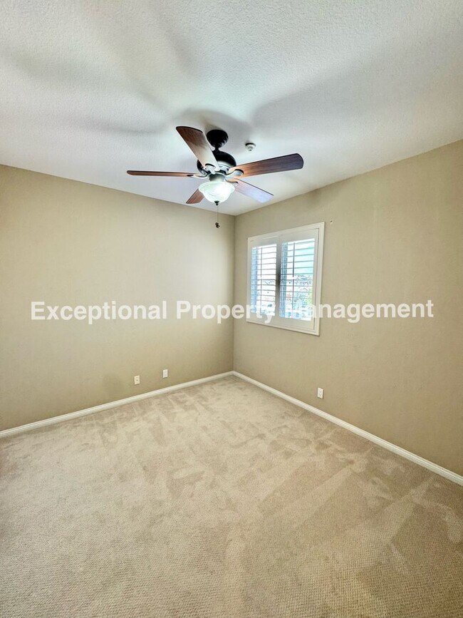 Building Photo - Ready to move in 4 bedroom 3 bath home with a loft and 3 car garage!
