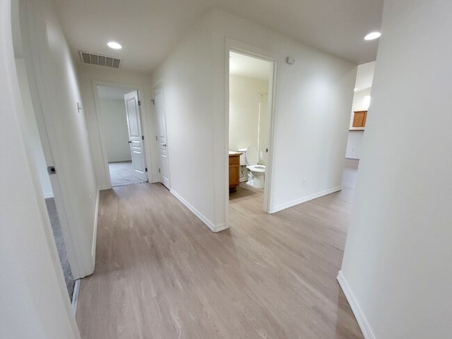 Building Photo - Spacious Rambler in West Richland