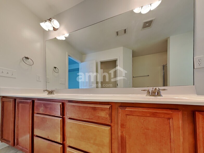 Building Photo - 106 E Cavendish Dr