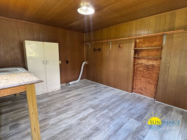Building Photo - 2052 Roberts Dr