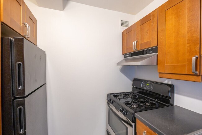 Building Photo - Lovely 1 BR/1 BA Condo in Wesley Heights!