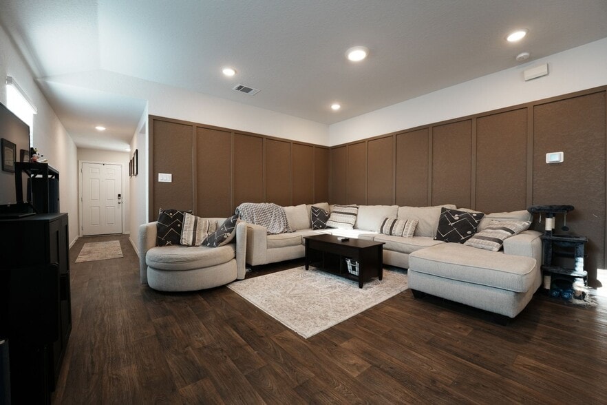 Building Photo - 153 Roanwood Dr