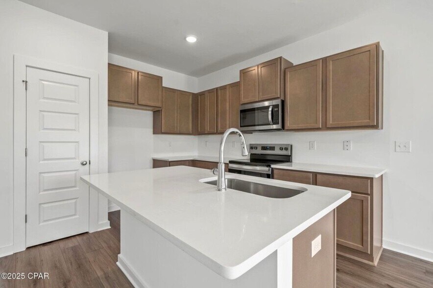 Building Photo - 5876 Tyndall Pl