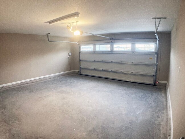 Building Photo - Roomy 3BR Home in NW Jacksonville – 2.5 Ba...