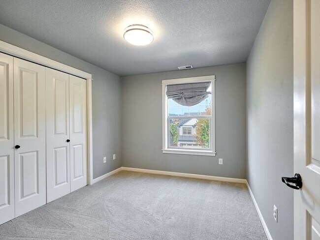 Building Photo - Beautiful 4 bedroom/2.5 Bath Home On Large...