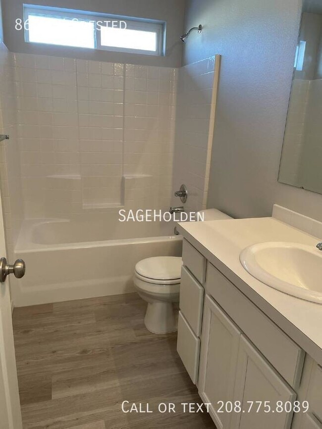 Building Photo - 865 SW Crested-