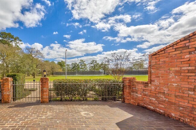 Building Photo - 2452 Country Club Dr