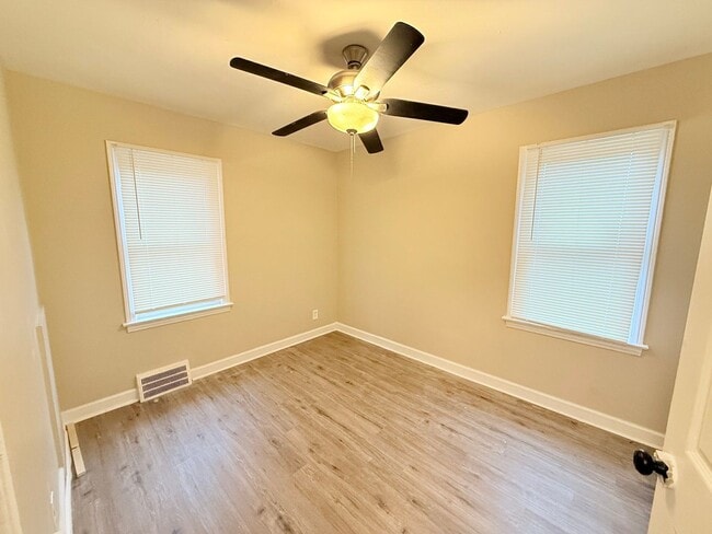 Building Photo - This beautifully updated 3-bedroom, 1-bath...