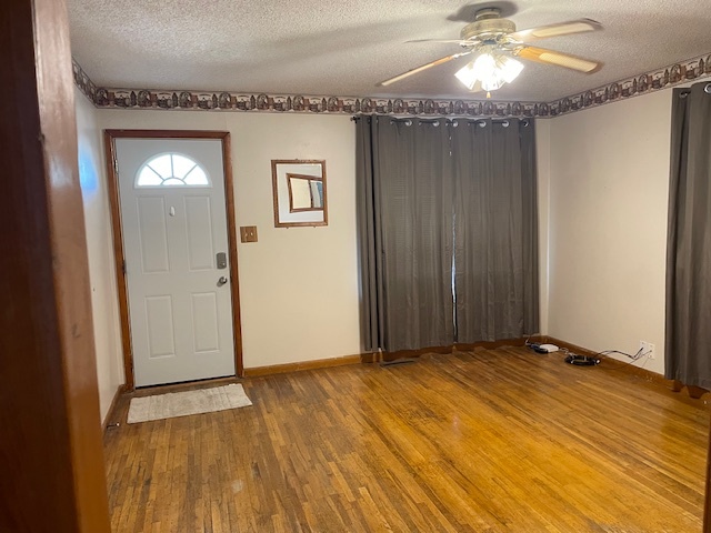 Living Room / Main entry - 612 S Pine St