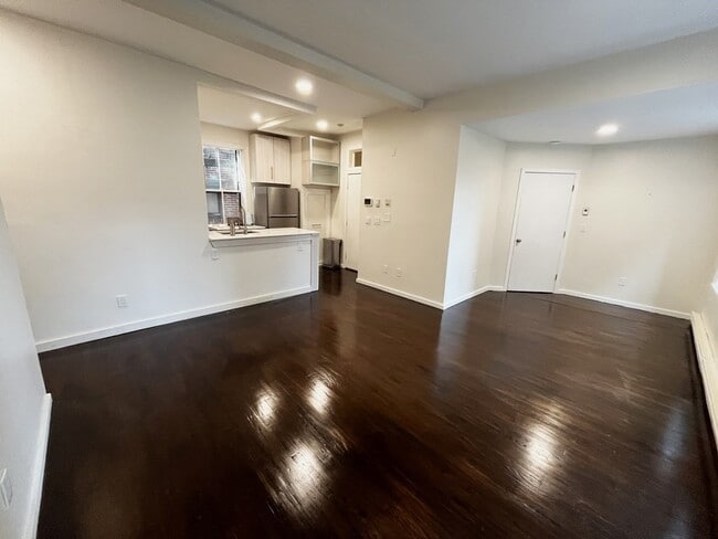 Building Photo - 2A Wellington St