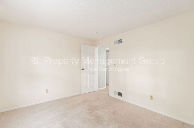 Building Photo - 66 Haddam Pl E