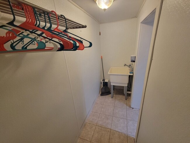 Building Photo - AVAILABLE October 1st! - 3 BED 1 BATH Home!