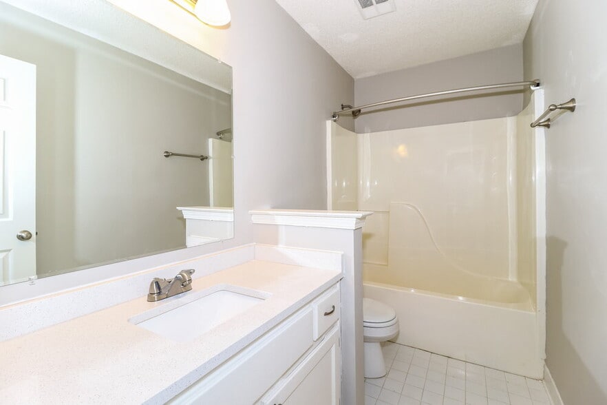 Building Photo - 6962 Lagrange Cir N
