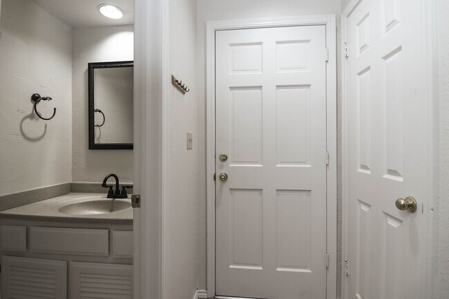 Building Photo - Lovely South Tulsa location close to shopping and restaurants