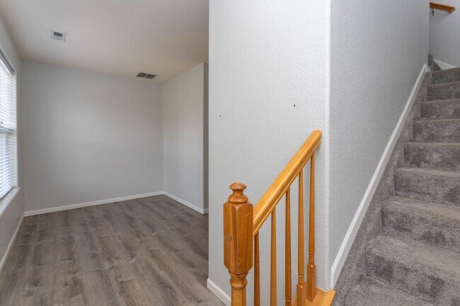 Building Photo - Downtown Living with Style & Views!