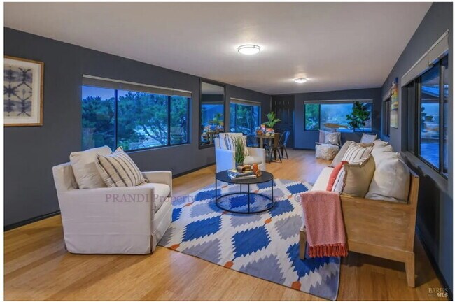 Building Photo - 315 E Strawberry Dr