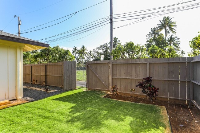 Building Photo - Kahala Avenue Beachside -  1 minute walk to beach  Recently remodeled w/fenced yard. 1 bdrm, 1 ba...