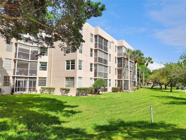 Building Photo - 1911 Sabal Palm Dr
