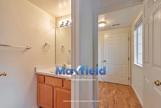 Building Photo - 3 BD 2 BA 1 GAR Townhouse - Taylorsville Utah