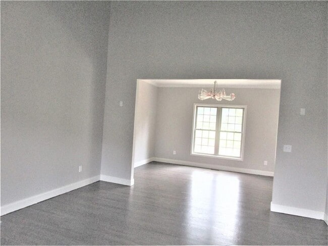 Building Photo - 5 Robert de Brus Cir