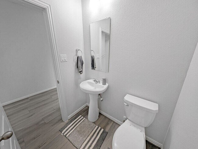 Building Photo - Inviting 3 Bed / 2.5 Bath Townhome with Flex Space & Easy I-10 Access in Katy