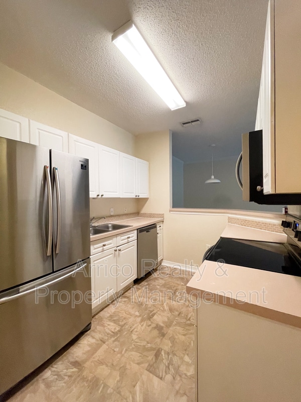 Building Photo - 18001 Richmond Pl Dr