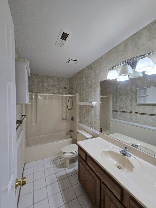 Building Photo - 3 Bedroom Townhouse in Virginia Beach