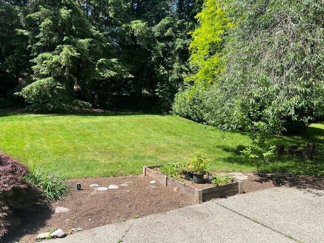 Building Photo - 4bd/2.5ba Redmond Home