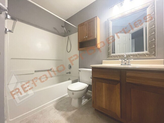 Building Photo - Fantastic Location! Beautiful 2 Bedroom 2....
