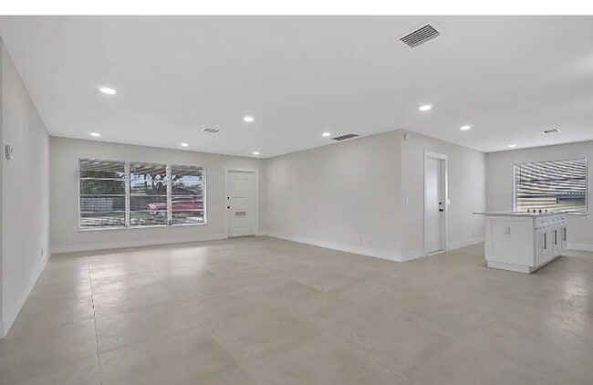 Building Photo - 219 SE 13th St