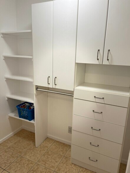 Full Walk-In Closet - 44 Washington St