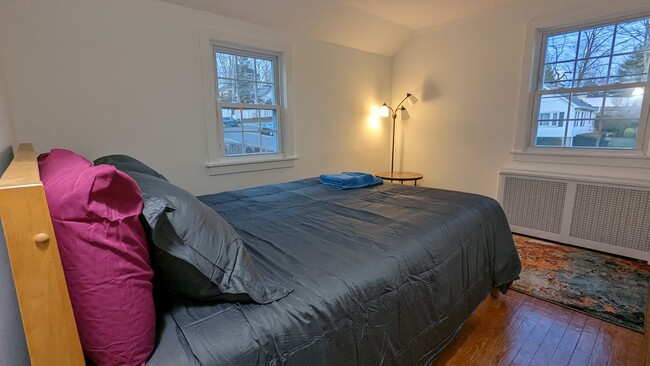 Building Photo - 3 Bedroom Home- Great Location in Darien