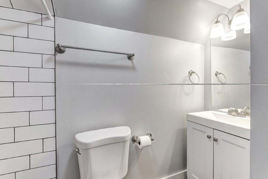 Second floor bathroom. - 60 S Carrollton Ave