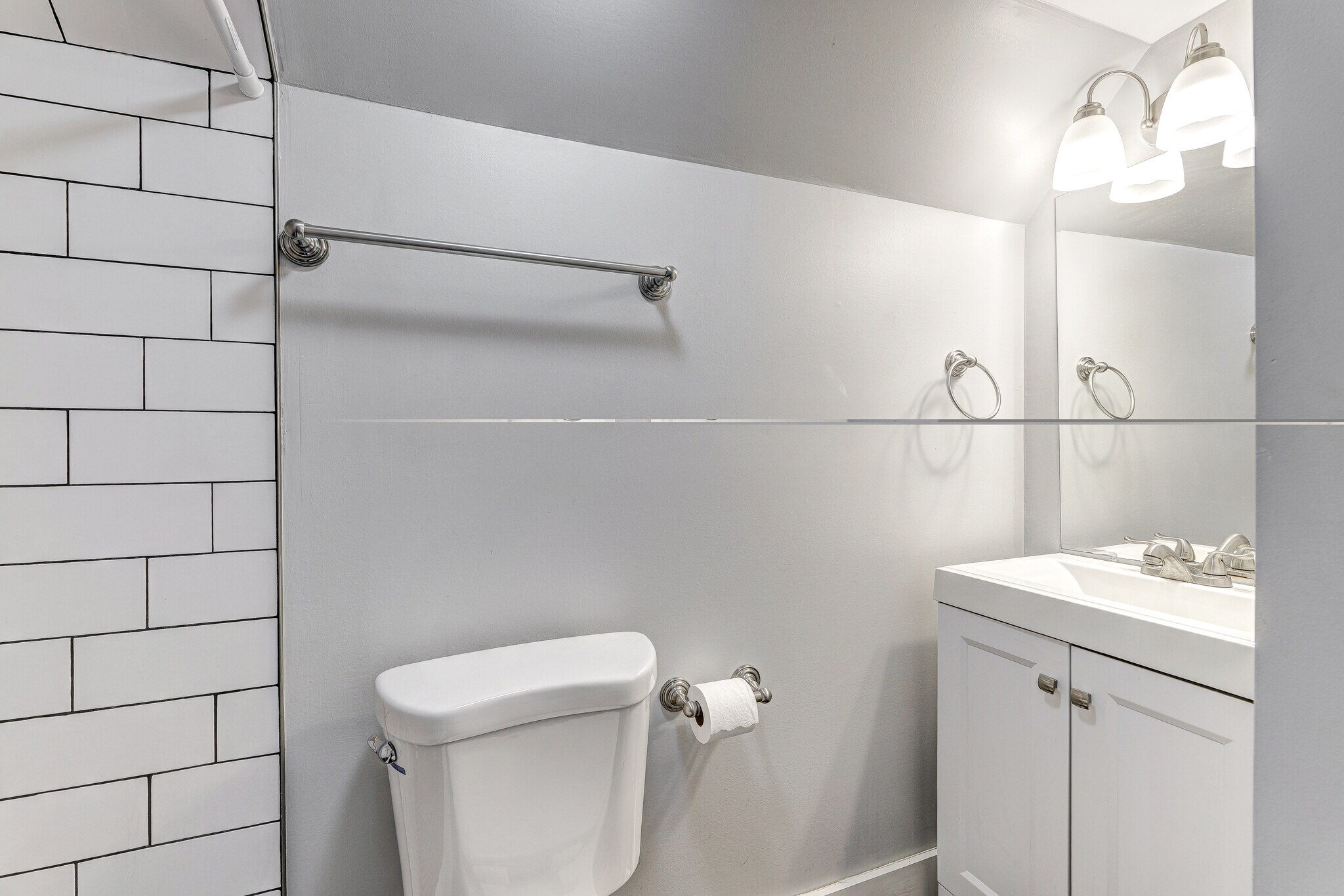 Second floor bathroom. - 60 S Carrollton Ave