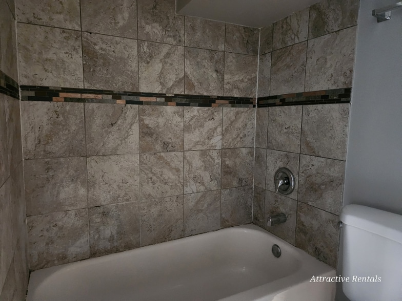 Building Photo - 7321 S Kenwood Ave