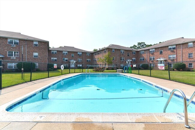 Building Photo - 4 Colonial Village Dr