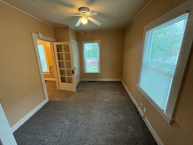 Building Photo - 3 Bedroom 1.5 Bath Downtown Dixon *STAR RENTALS