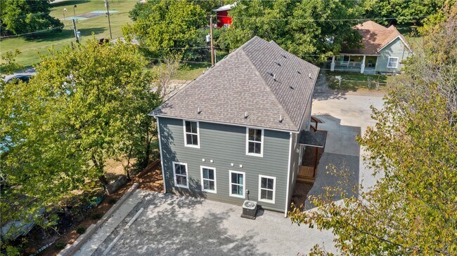 Building Photo - 588 N Willow Ave