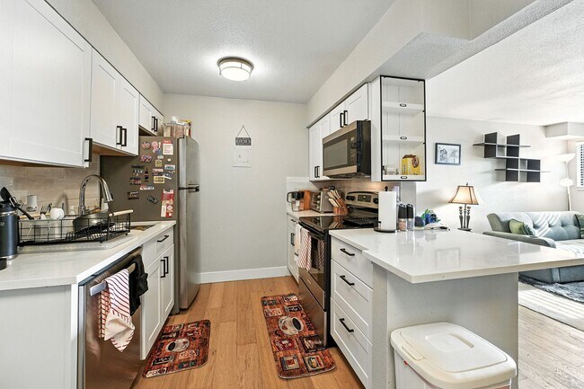 Building Photo - Beautifully Updated 1 Bed, 1 Bath Rental -...