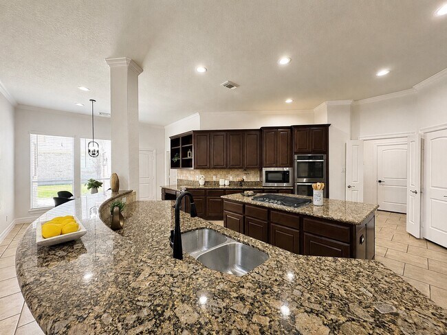 Building Photo - 3301 Elm Creek Dr