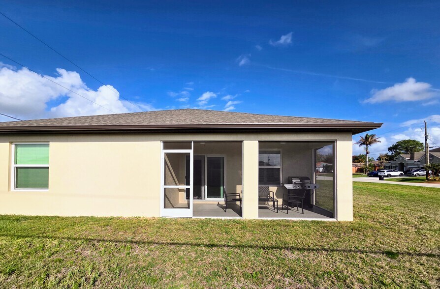 Building Photo - 4656 SW Lassiter Ter