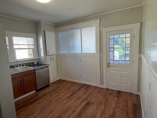 Building Photo - 513 2nd Ave