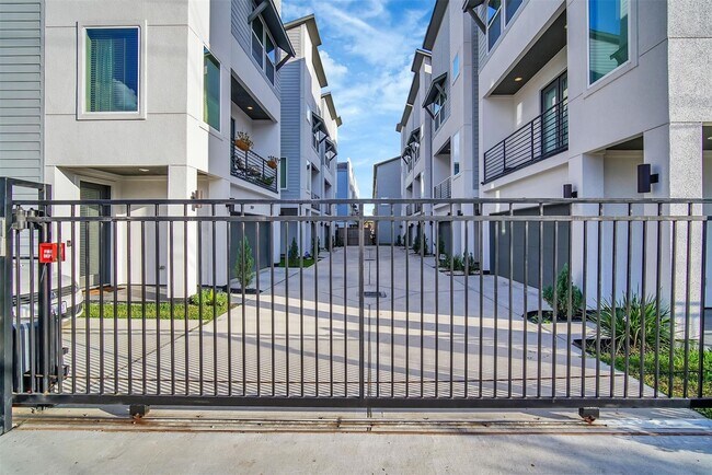 Building Photo - Stunning Like New Townhome Close to Med Ce...