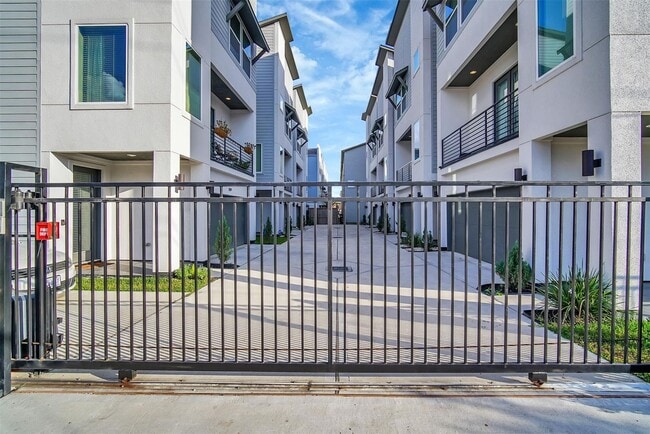 Building Photo - Stunning Like New Townhome Close to Med Center!