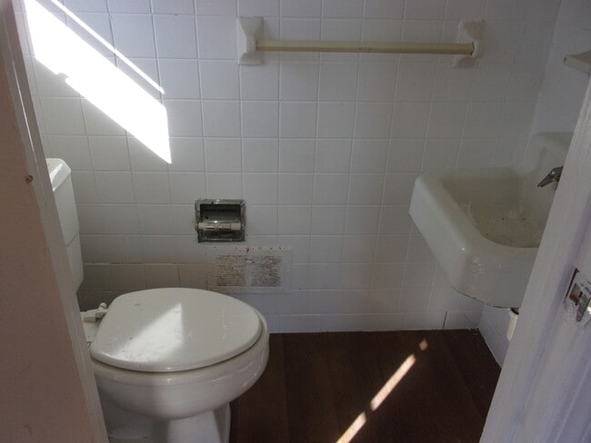 Building Photo - 917 Cherry Rd