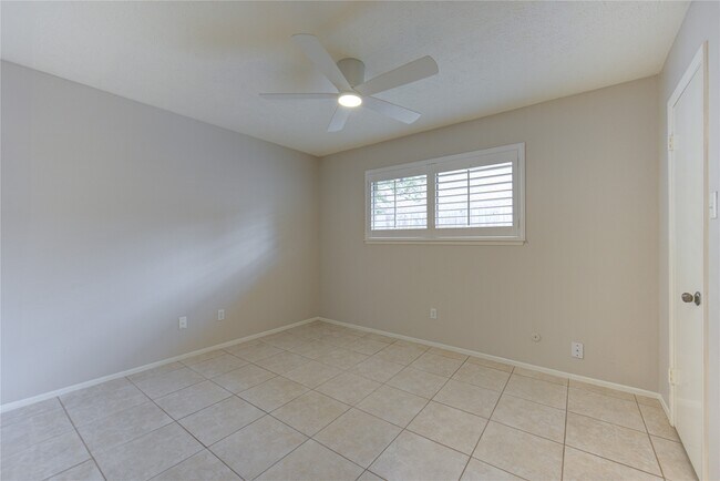 Building Photo - 11830 Oak Meadow Dr