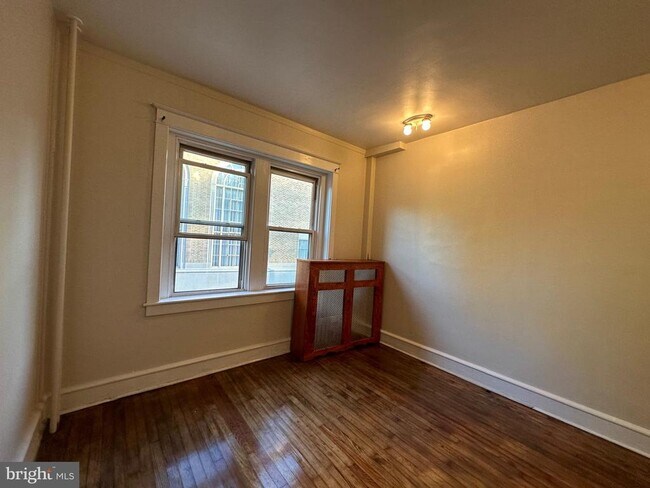 Building Photo - 451 Main St